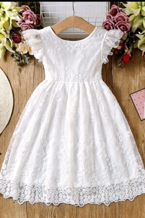 Vestido blanco delicado con blonda con chongo atras.