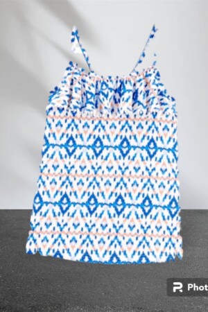 Blusa sin mangas azul.