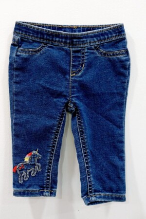 Jeans azul con un unicornio abajo.