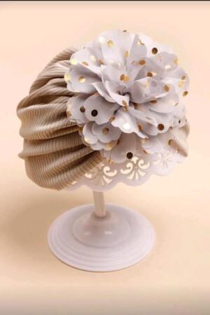 Turbante Elegante con Flor de Destellos para Momentos que Quedan en el Corazón”