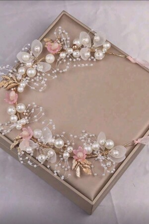 “Diademas de piedras: el toque mágico para cualquier peinado”