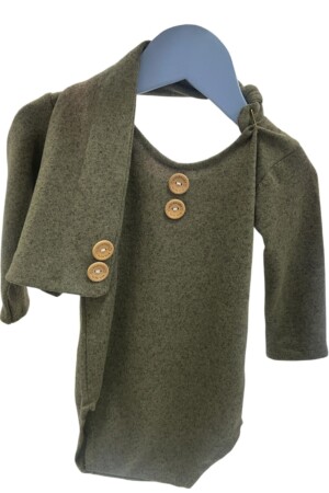 conjunto tejido para bebé con gorro – color verde olivo